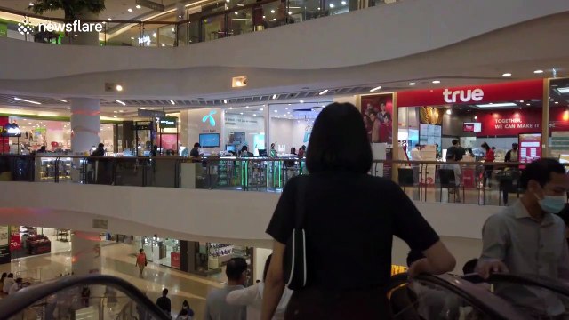 Thai shopping mall uses traffic lights on escalators to enforce Covid-19 social distancing