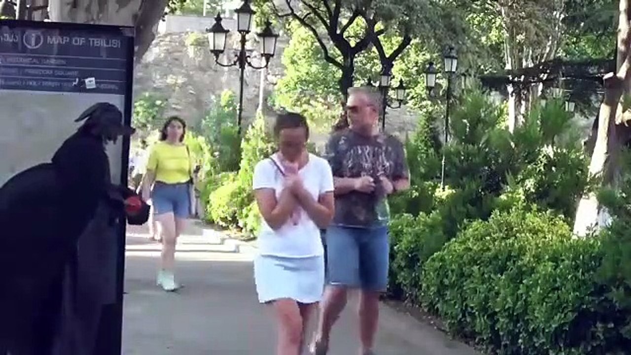 BROMAS DE SUSTOS EN LA CALLE PARA REÍR SIN PARAR _ Vídeos De Bromas Graciosas _ 2019