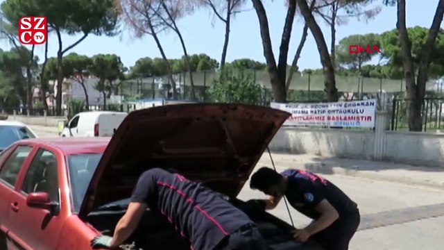 Otomobilin motoruna sıkışan yavru kediyi itfaiye kurtardı