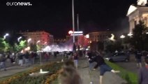 شاهد: متظاهرون صرب يحرقون سيارة شرطة احتجاجا على فرض حظر تجول بسبب كورونا