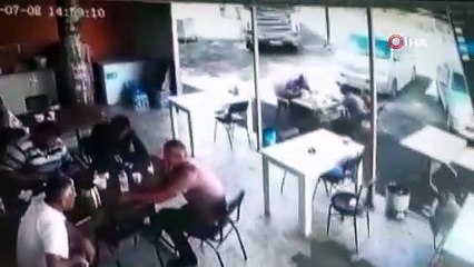 Tır lokantaya daldı... Dehşet anları kamerada