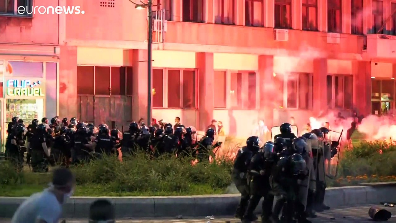 Proteste in Belgrad  - Vucic nimmt Corona-Ausgangssperre zurück
