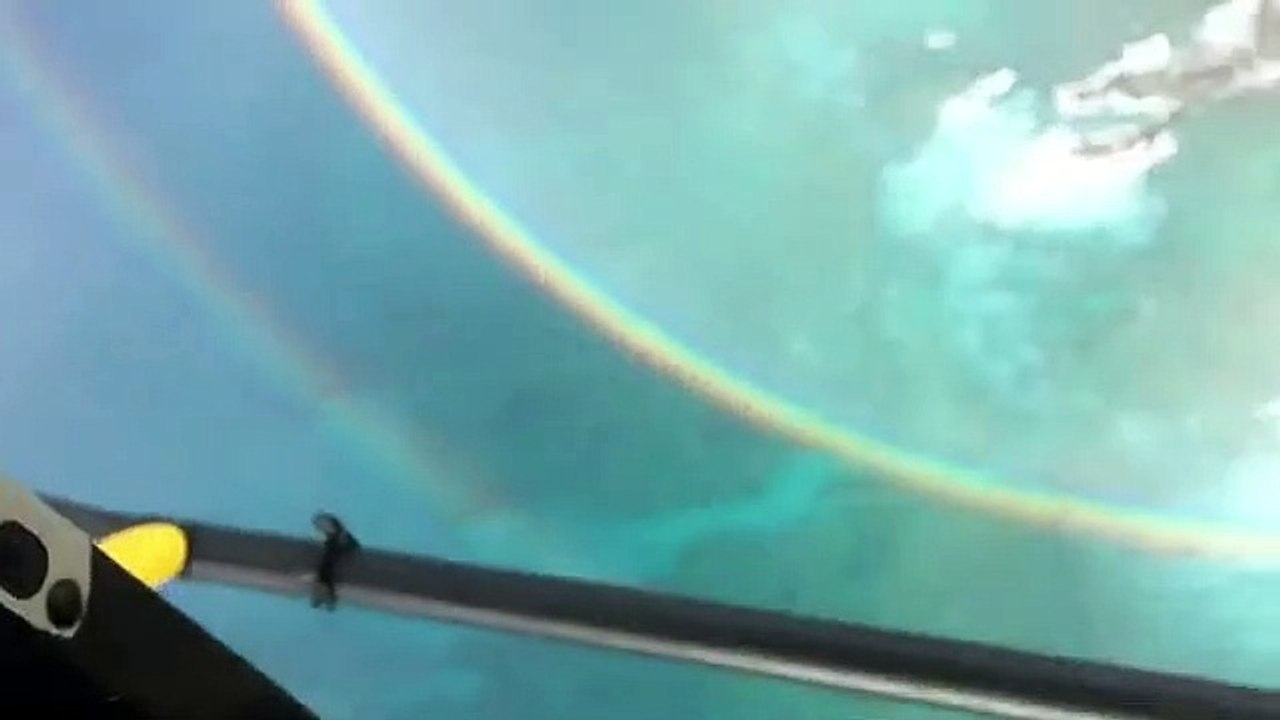 Il filme un magnifique double arc-en-ciel hélicoptère