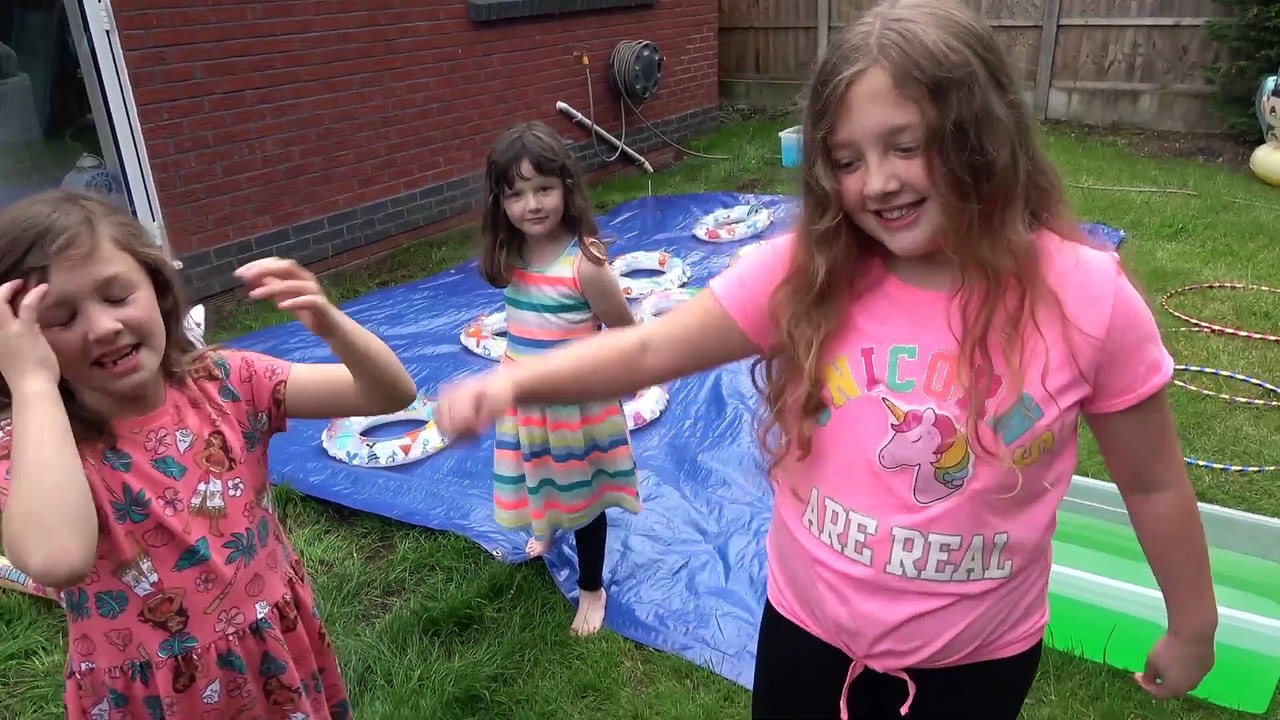 Sophia, Isabella e Alice Brincando no Quintal com Brinquedos da Moana Disney