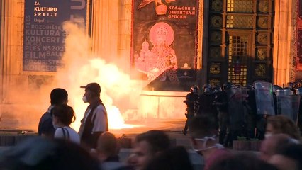 Belgrado vive segunda jornada de tensión con protestas contra confinamiento