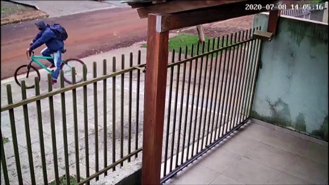 Vídeo mostra ladrões furtando televisor e PS4 em residência no Cascavel Velho