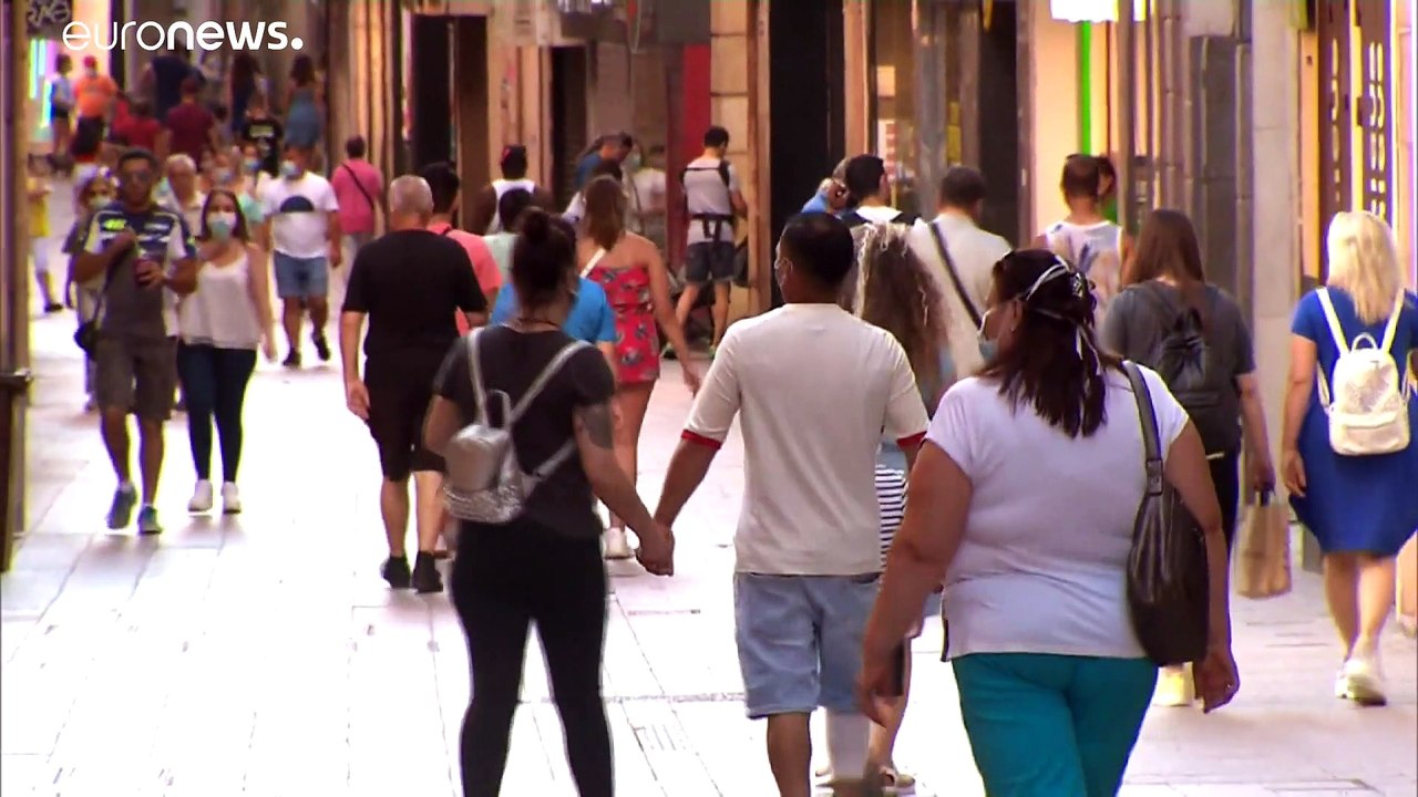 Covid-19 global: 'Oben ohne' kostet in Katalonien 100 Euro