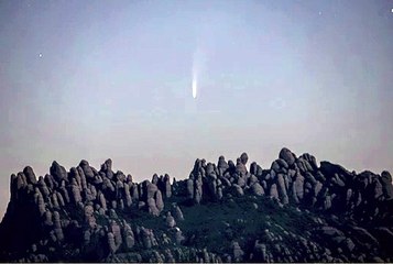 El cometa Neowise visible damunt de les agulles de Montserrat
