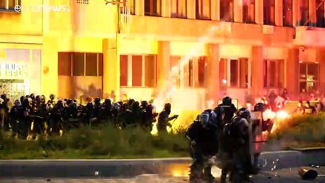 Belgrado palco de manifestações e confrontos