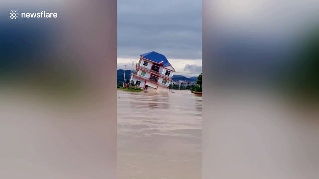 Buildings washed away by overflowing river due to heavy rain in southern China