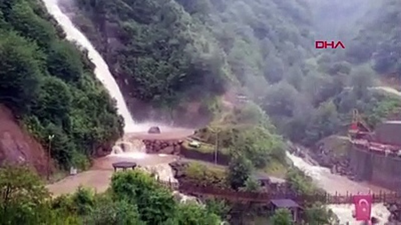 Rize Çayeli'nde Ağaran Şelalesi taştı