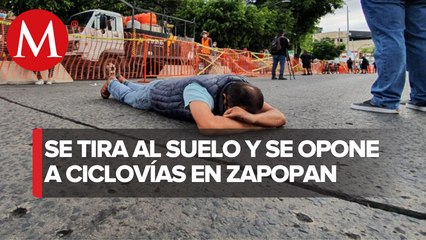 Rechazan obra de ciclovía en Zapopan; manifestante se tira al suelo