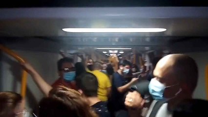 Un vagón del Metro de Madrid parado y repleto de viajeros