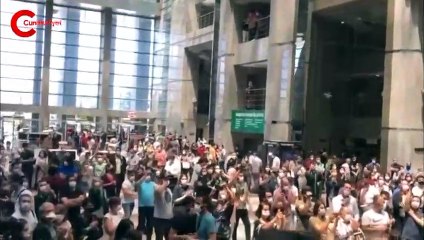 Avukatlardan İstanbul Adliyesi'nde üç dakikalık alkışlı eylem