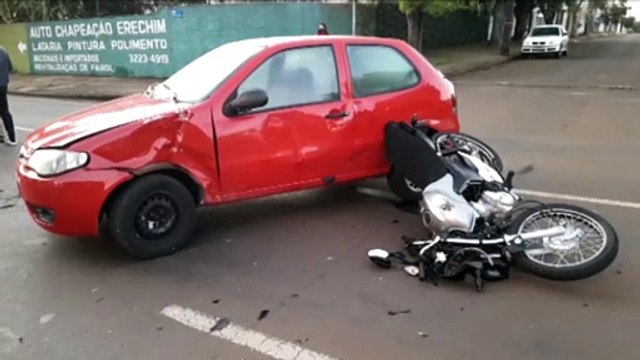 Mulher sofre fratura em braço após colisão entre carro e moto na Rua Erechim