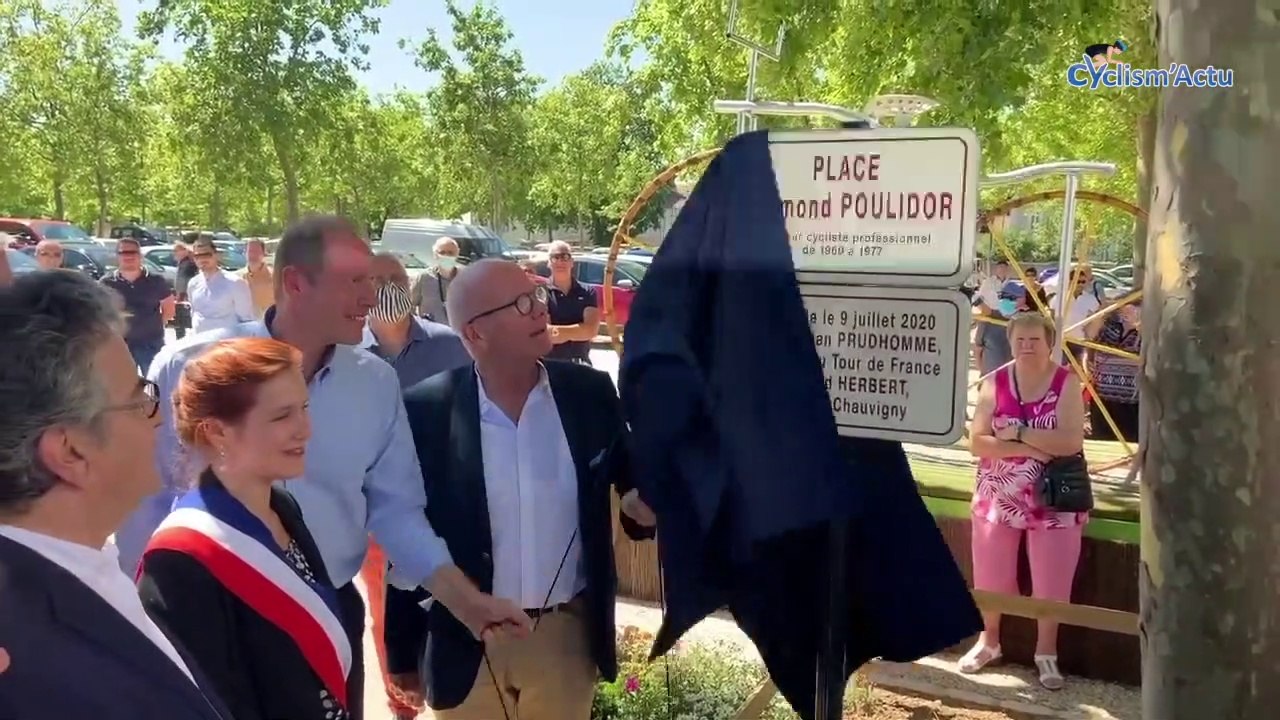 Le Mag Cyclism'Actu - Christian Prudhomme inaugure la Place Raymond Poulidor à Chauvigny : "On n'oubliera jamais Raymond Poulidor"