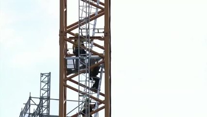 Greenpeace protesta desde la grúa de Notre Dame