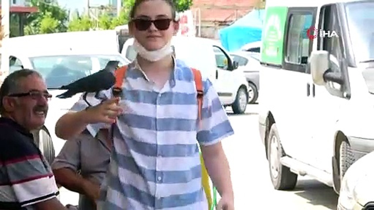 Kargayla genç adamın filmlere konu olacak dostluğu