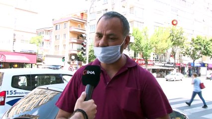 Yerde bulduğu içi para dolu cüzdanı kendi cüzdanıymış gibi çantasına attı...O anlar kamerada