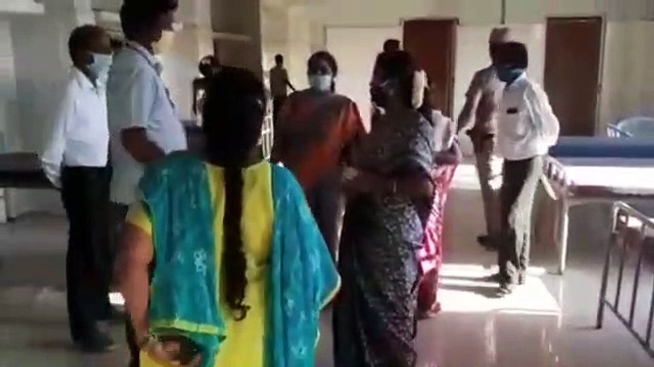 கொரோனா தொற்று உள்ளவர்களை தனிமைப்படுத்துவதற்காக திருவள்ளூர் மாவட்டம் பட்டறை பெரும்புதூர் ஊராட்சி உட்பட்ட பகுதியில் உள்ள கல்லூரியில் 3000 படுக்கை வசதிகள் அமைக்கப்பட்டுள்ளது. அதை மாவட்ட ஆட்சியர் மகேஸ்வரி ரவிக்குமார் ஆய்வு நடத்தினர்