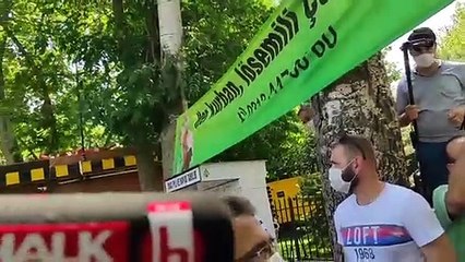 Gazetecilerden 'basın kartı engeline' takılan meslektaşlarına destek; dışarıya çıktılar