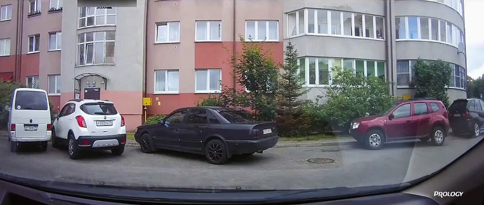 Un enfant traverse une route sans regarder