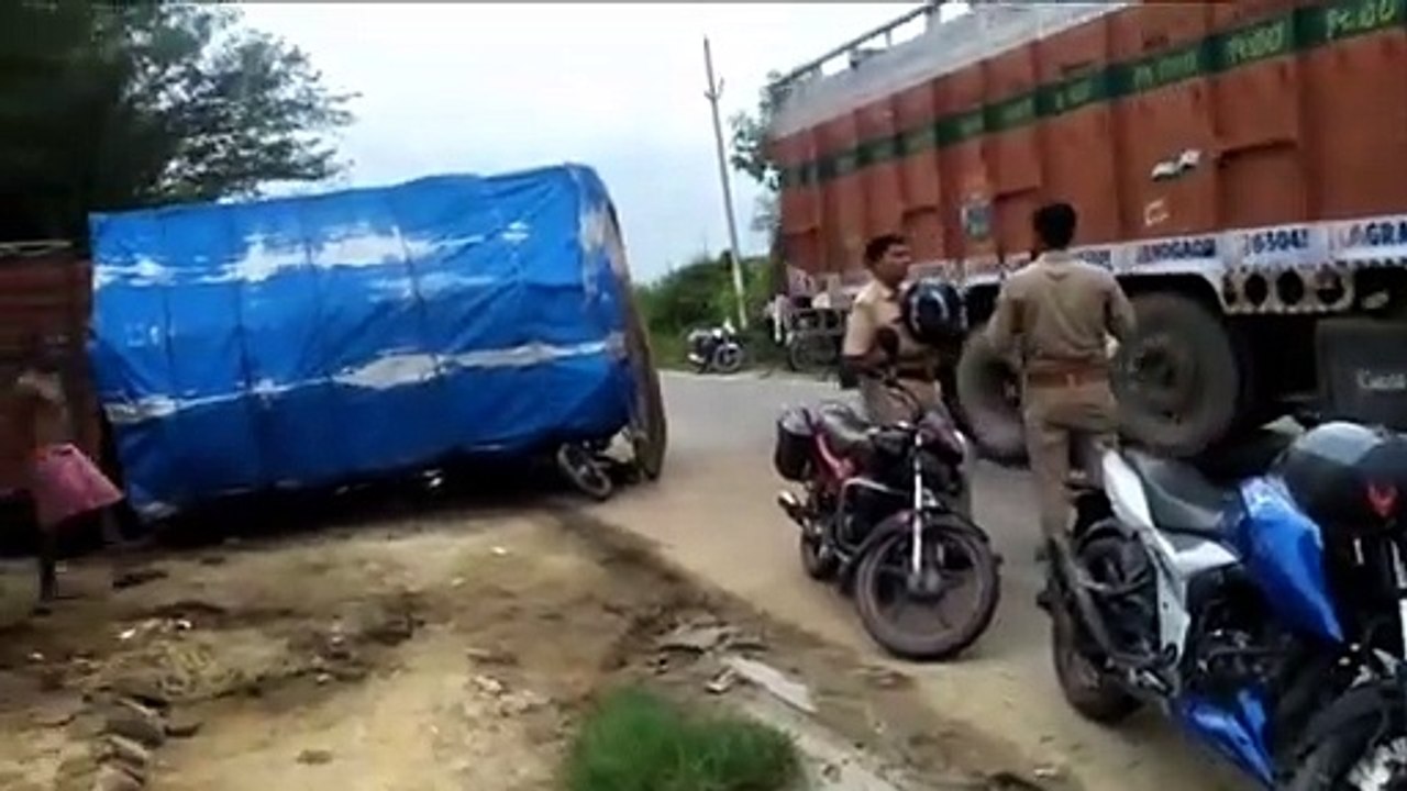 बाइक सवार को बचाने के चक्कर में बीच सड़क पर पलटी डीसीएम, 2 लोग घायल
