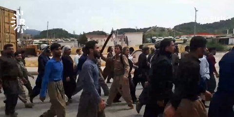 Ellerinde kılıç ve hançerlerle tekbir getirip sınırı geçtiler