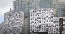 À Paris, une fresque de 500 portraits de soignants est exposée sur l'Opéra Bastille