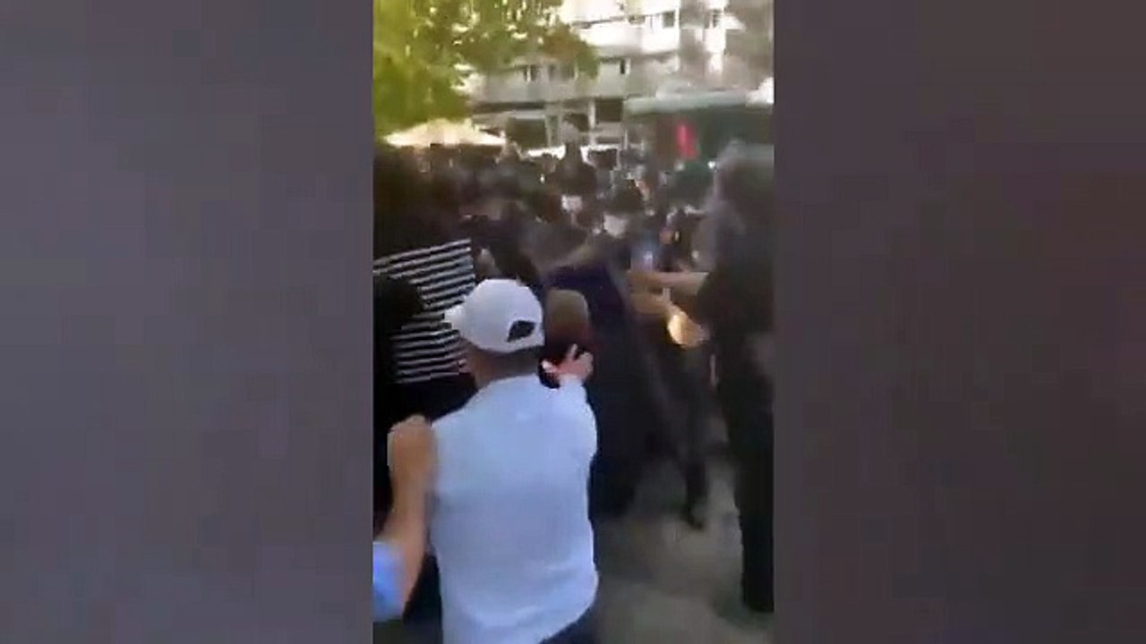 Polisten Ankara'da "çoklu baro" teklifine karşı nöbet tutan avukatlara  sert müdahalede