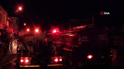 Barakada çıkan yangın iki ev ve bir iş yerini kullanılmaz hale getirdi