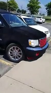 Son SUV est recouvert de paillassons... Tuning insolite