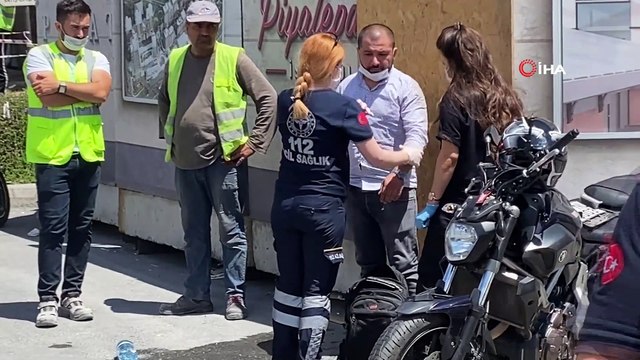 Beyoğlu‘nda motosikletli sürücü otomobile çarptı: 2 yaralı