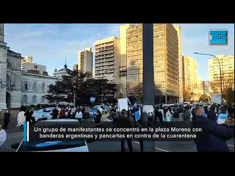Concentración en la plaza Moreno con banderas argentinas y pancartas en contra de la cuarentena