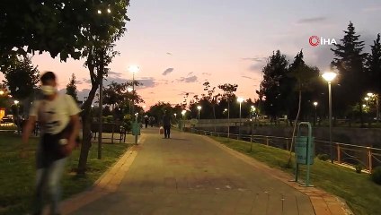 Parkta gömülü bulunan et parçası polisi harekete geçirdi