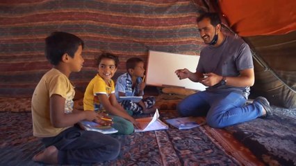 توصيل العلم إلى المنازل.. مبادرة إنسانية في زمن كورونا بالأردن