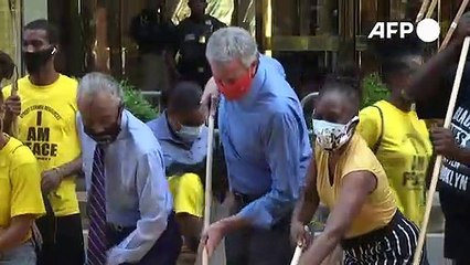 Nueva York pinta el eslogan "Black Lives Matter" frente a la Trump Tower
