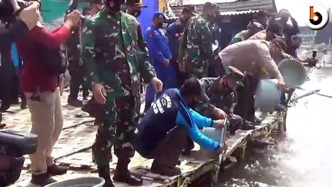 KAPOLDA JATIM BARENG PANGDAM PANEN UDANG DAN TEBAR BENIH DI KAMPUNG TANGGUH