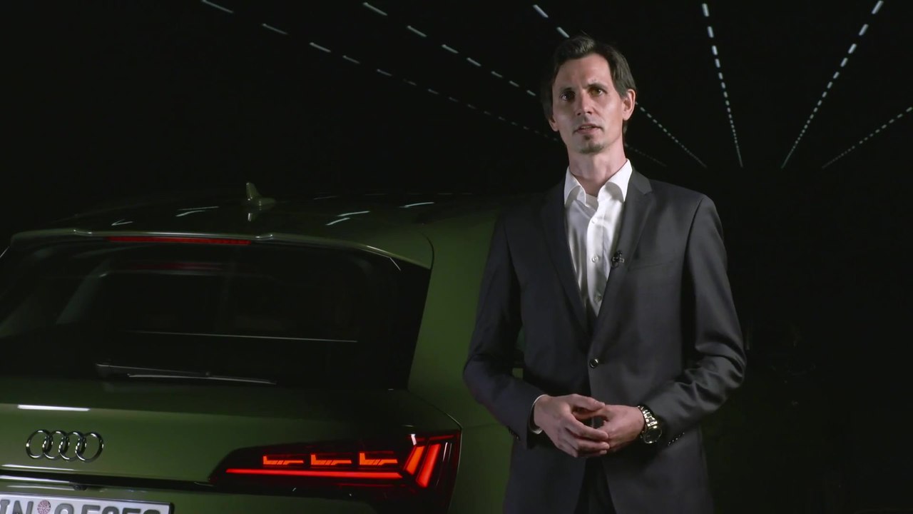 Audi Q5 im Lichttunnel - Interview Dr. Werner Thomas
