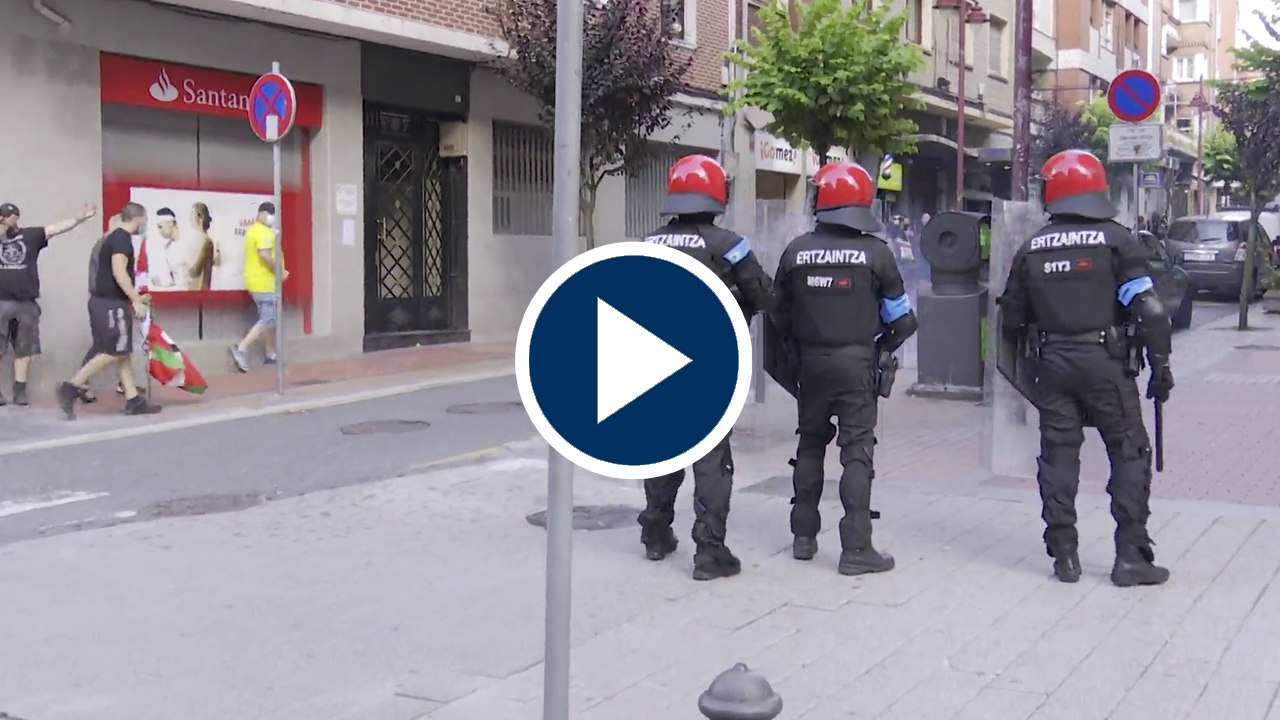 La Ertzaintza reparte jarabe democrático a grupos antifascistas en Barakaldo