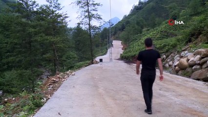 Beton dökülen yolda elektrik direği tam yolun ortasında kaldı