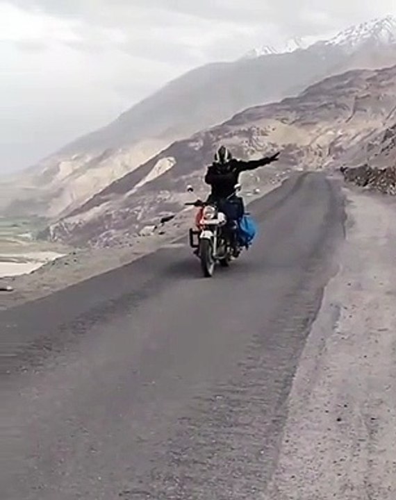 Pahadi_Corner Comment_and_Tag_friends_below_⬇️⬇️⬇️_Exploring_Ladakh_in_your_Gallery_Don;t_know_when_we_can_go_to_the_mountain_roads,Leh Ladakh whatsapp status, Leh Ladakh video,