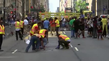 Pintan un mural contra el racismo ante la Torre Trump