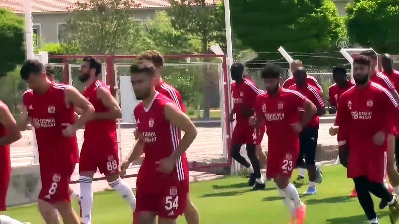 Teknik Direktör Rıza Çalımbay oyuncusu Mert Hakan Yandaş'a sahip çıktı - SİVAS