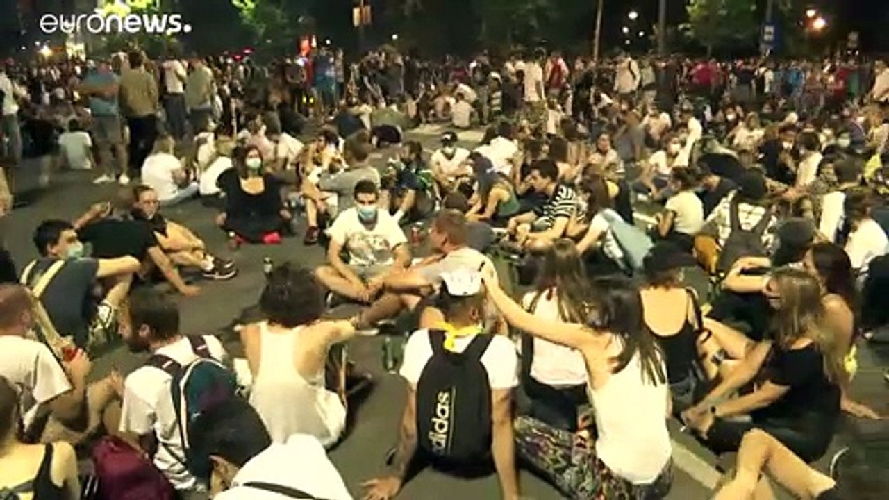 Serbien: Demonstranten demonstrativ um Frieden bemüht
