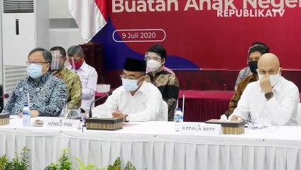 Petugas medis menunjukkan alat tes cepat COVID-19 buatan dalam negeri di Kantor Kemenko PMK, Jakarta