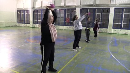 Oğlu ve torunuyla spor yapan 65'lik Hatice teyze gençlere örnek oluyor - NİĞDE