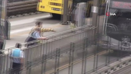 Metrobüs Durağında Küçük Çocuğun Tehlikeli Oyunu, Ekipleri Görünce E-5'e İndi