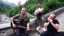 Haluk Levent, Çifte Köprü’de gitar çaldı, şarkı söyledi