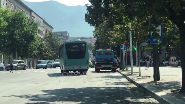 Ora News - ''Merr frymë'' transporti publik në Tiranë, nisen autobusët për në Linzë dhe Shkozë